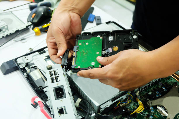 Teknisi memperbaiki service laptop pancoran panggilan di daerah Pancoran Jakarta Selatan